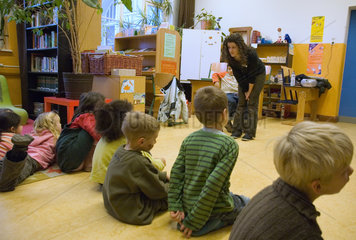 Berlin  Deutschland  Grundschulkinder mit Lehrerin im Klassenzimmer
