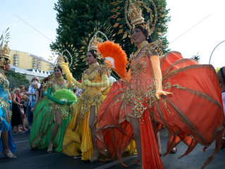 Berlin  Thaiboys in exotischen Kostuemen auf der CSD-Parade