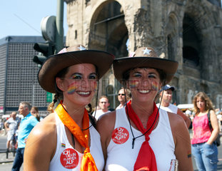 Berlin  ein Frauenpaar als Cowgirls auf dem CSD