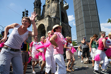 Berlin  Taenzer der lesbisch-schwulen Tanzgruppe Pink Ballroom auf dem CSD