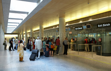Zuerich - Warteschlange zur Passkontrolle im Gate E im Flughafen Kloten