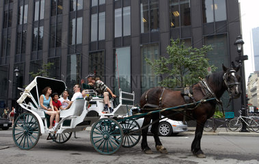Montreal - Touristen in einer Pferdekutsche in Old Montreal