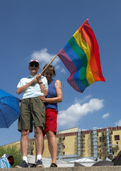 Berlin  ein lesbisches Paar mit der Regenbogenfahne der Gay-Community