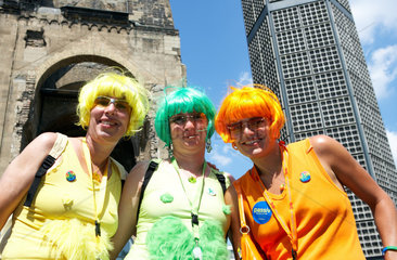 Berlin  drei farbenfroh gekleidete lesbische Frauen auf dem CSD
