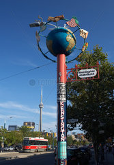 Toronto - Wegweiser zum Kensington Market in Form eines Globus