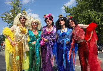 Berlin  eine Gruppe von Glamourtunten in den Regenbogenfarben