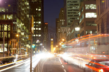 Toronto - Blick in die Bay Street mit ihren Hochhaeusern bei Nacht