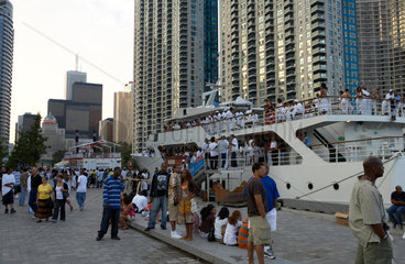 Toronto - Boote inmitten von Hochhaeusern in Harbourfront Centre