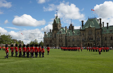 Ottawa - Koenigliche Wachwechsel am Parliament Hill