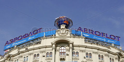 Moskau  Werbung der Fluggesellschaft AEROFLOT auf einem Hausdach