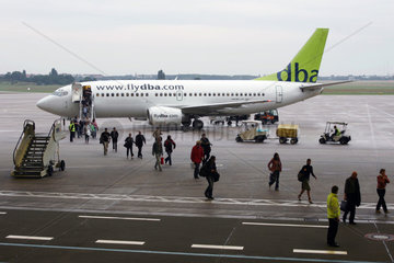 Berlin  Reisende steigen aus einer Maschine der Airline dba auf dem Flughafen Berlin-Tempelhof aus