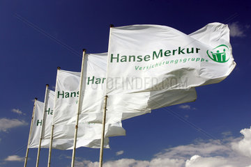 Dresden  Fahnen mit dem HanseMerkur Logo im Wind