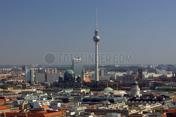 Berlin  Blick auf den Fernsehturm und den Alexanderplatz