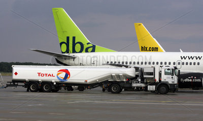 Koeln  Maschine der Airline dba auf dem Flughafen Koeln-Bonn wird aufgetankt