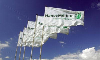 Dresden  Fahnen mit dem HanseMerkur Logo im Wind
