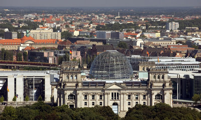 Berlin  Stadtansicht  Blick auf das Reichstagsgebaeude