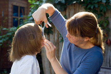 Berlin  Mutter schneidet ihrem Sohn die Haare