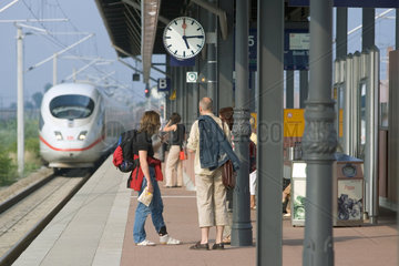 Baden-Baden  Reisende warten auf dem Bahnhof auf die Einfahrt des Zuges