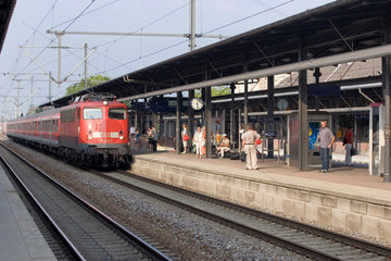 Baden-Baden  Reisende warten auf dem Bahnhof auf die Einfahrt des Zuges
