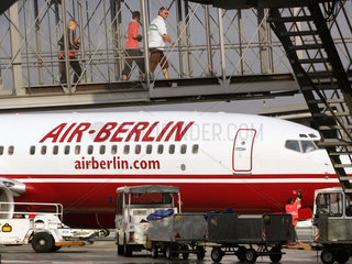 Koeln  Reisende in einer Fluggastbruecke ueber einer Maschine der Air Berlin auf dem Flughafen Koeln-Bonn