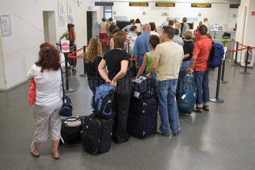 Baden-Baden  Reisende am Flughafen Baden-Airpark warten auf die Abfertigung