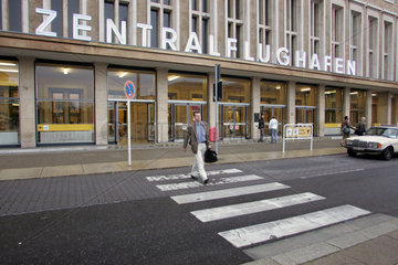 Berlin  Haupteingang des Flughafen Berlin Tempelhof