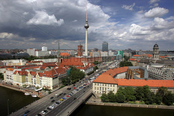 Berlin  der Fernsehturm am Berliner Alexanderplatz  mit Blick ueber Berlin