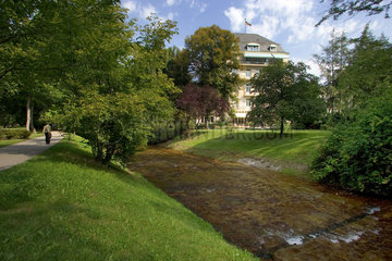 Baden-Baden  Blick auf die Oos und das Brenner's Park Hotel aus dem Kurpark