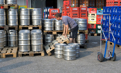 Baden-Baden  Mitarbeiter einer Getraenkefirma stapelt Bierfaesser