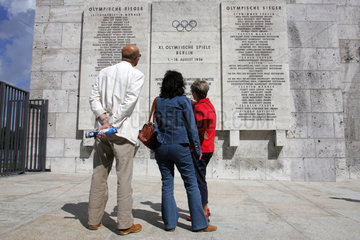 Berlin  Touristen vor der Siegertafel am Marathontor des Berliner Olympiastadions