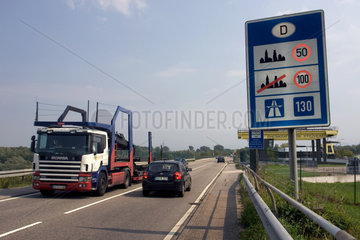 Iffezheim  Hinweisschild auf die Verkehrsregeln in Deutschland im Grenzgebiet