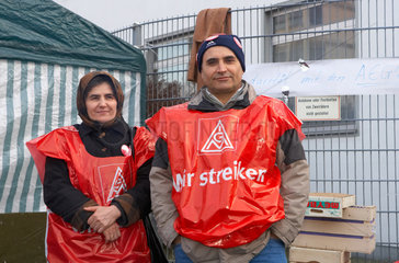 Nuernberg - Streikendes tuerkisches Ehepaar vor dem AEG Werk