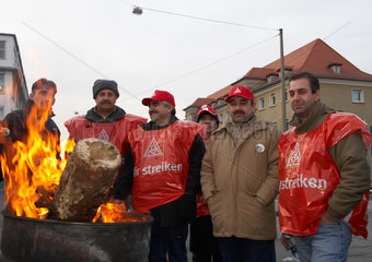 Nuernberg - Streikende Mitarbeiter vor dem AEG Werk