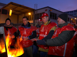 Nuernberg - Streikende Mitarbeiter vor dem AEG Werk