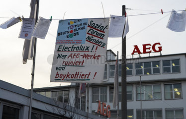 Nuernberg - Protestplakate haengen vor dem AEG-Stammwerk