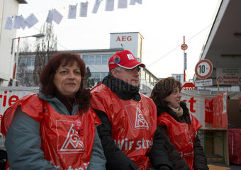 Nuernberg - Streikende Mitarbeiter vor dem AEG-Stammwerk