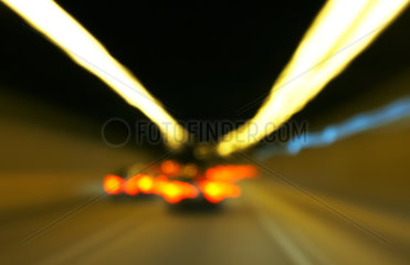 Lichtimpressionen von Autolichtern in einem Autobahntunnel