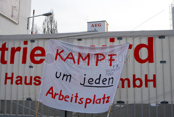 Nuernberg - Blockiertes Werkstor von AEG mit Streikbannern