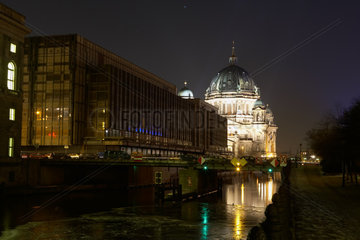 Berlin - Der Palast der Republik bei Nacht mit dem Berliner Dom