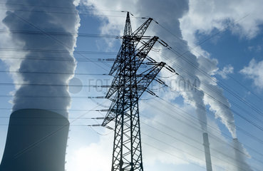 Kohlekraftwerk mit Rauch- und Dampfwolken im Gegenlicht