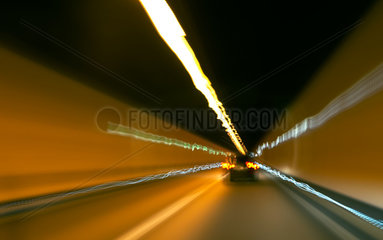 Lichtimpressionen von Autolichtern in einem Autobahntunnel