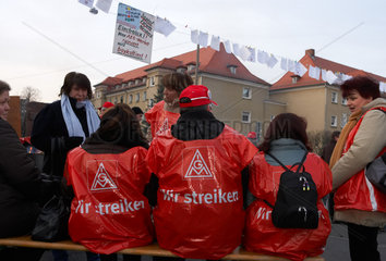 Nuernberg - Streikende Mitarbeiter vor dem AEG-Stammwerk