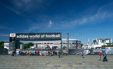 Berlin - Der Nachbau des Olympiastadions von Adidas am Platz der Republik