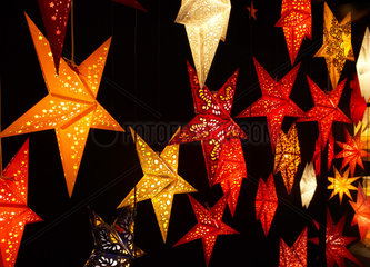 Leuchtende Weihnachtssterne aus Papier in verschiedenen Farben