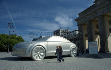 Berlin - Ein Automobil als Skulptur im Rahmen des Projektes Land der Ideen