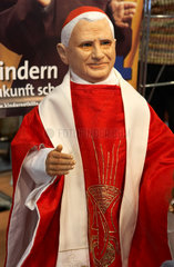 Papst Benedikt XVI als Puppe