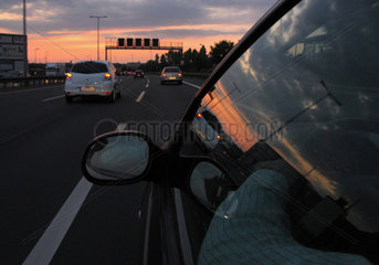 Berlin  Deutschland  Autoverkehr auf der Stadtautobahn A100 bei Daemmerung