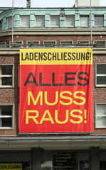 Hamburg  Deutschland  Schild mit der Aufschrift ALLES MUSS RAUS