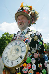 Royal Ascot  verkleideter Mann auf der Galopprennbahn