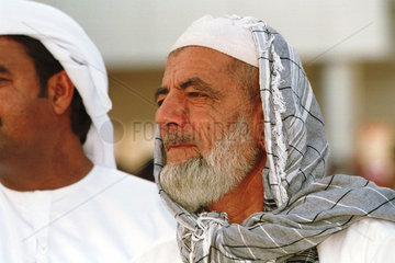 Dubai  Vereinigte Arabische Emirate  Mann mit Kopfbedeckung
